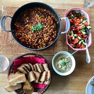 Veganes Chili mit Beilagen