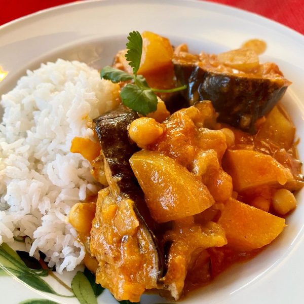 Teller mit fertigem Curry