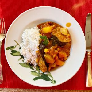 Teller mit veganem Curry