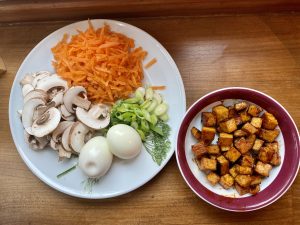 Ei, Tofu, Pilze und Möhren
