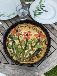 Fertige Spargelquiche in der Backform