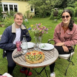Die Autorin und ihr Freund Benni mit Spargelquiche und Blumen